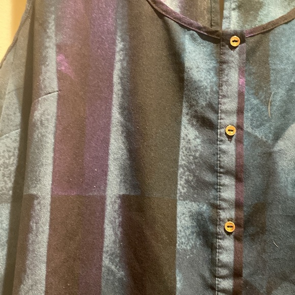 Le Chateau sleeveless blouse. Size Lg - Picture 2 of 7